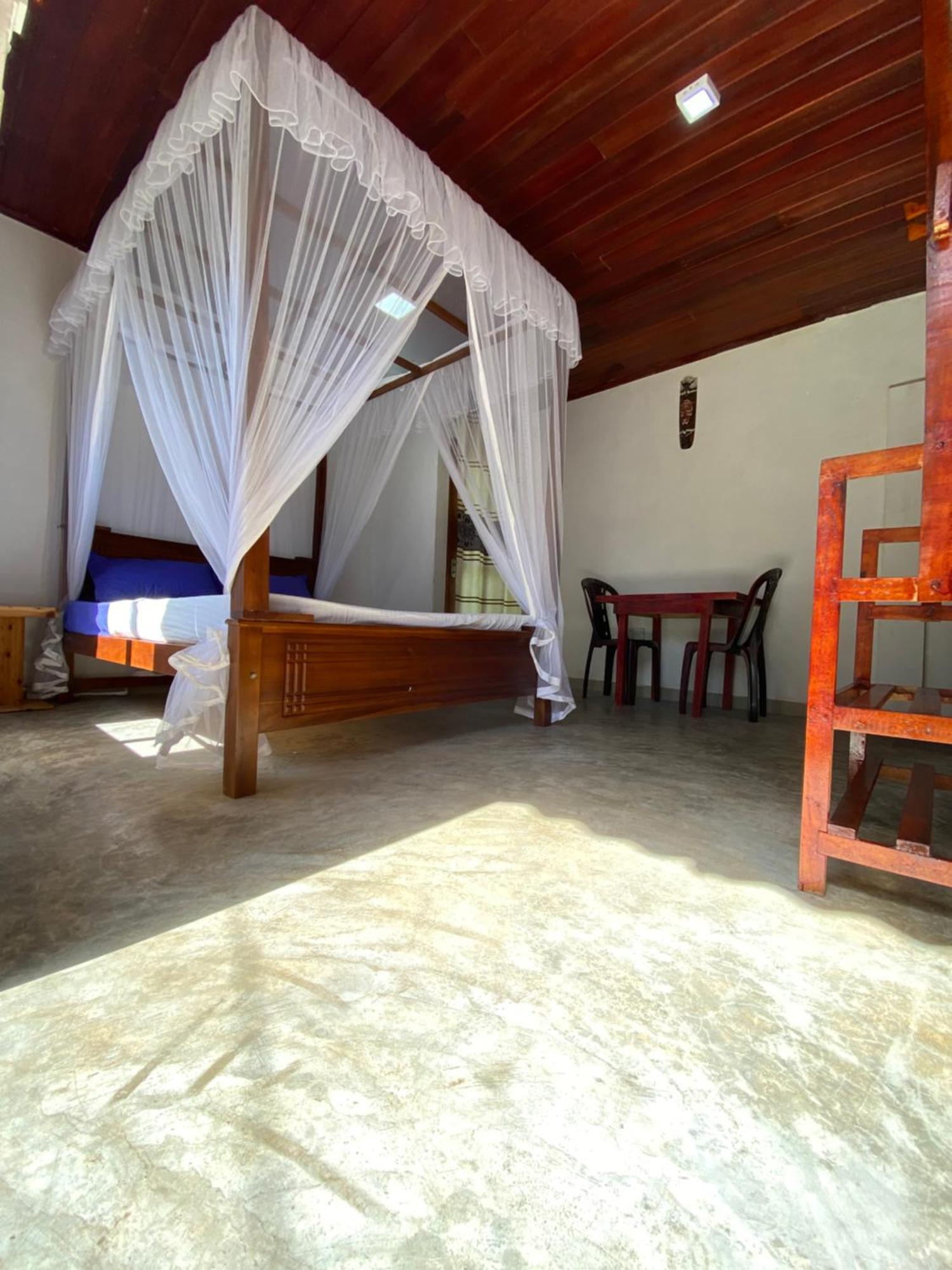 Bed and breakfast The Breeze Mirissa Extérieur photo