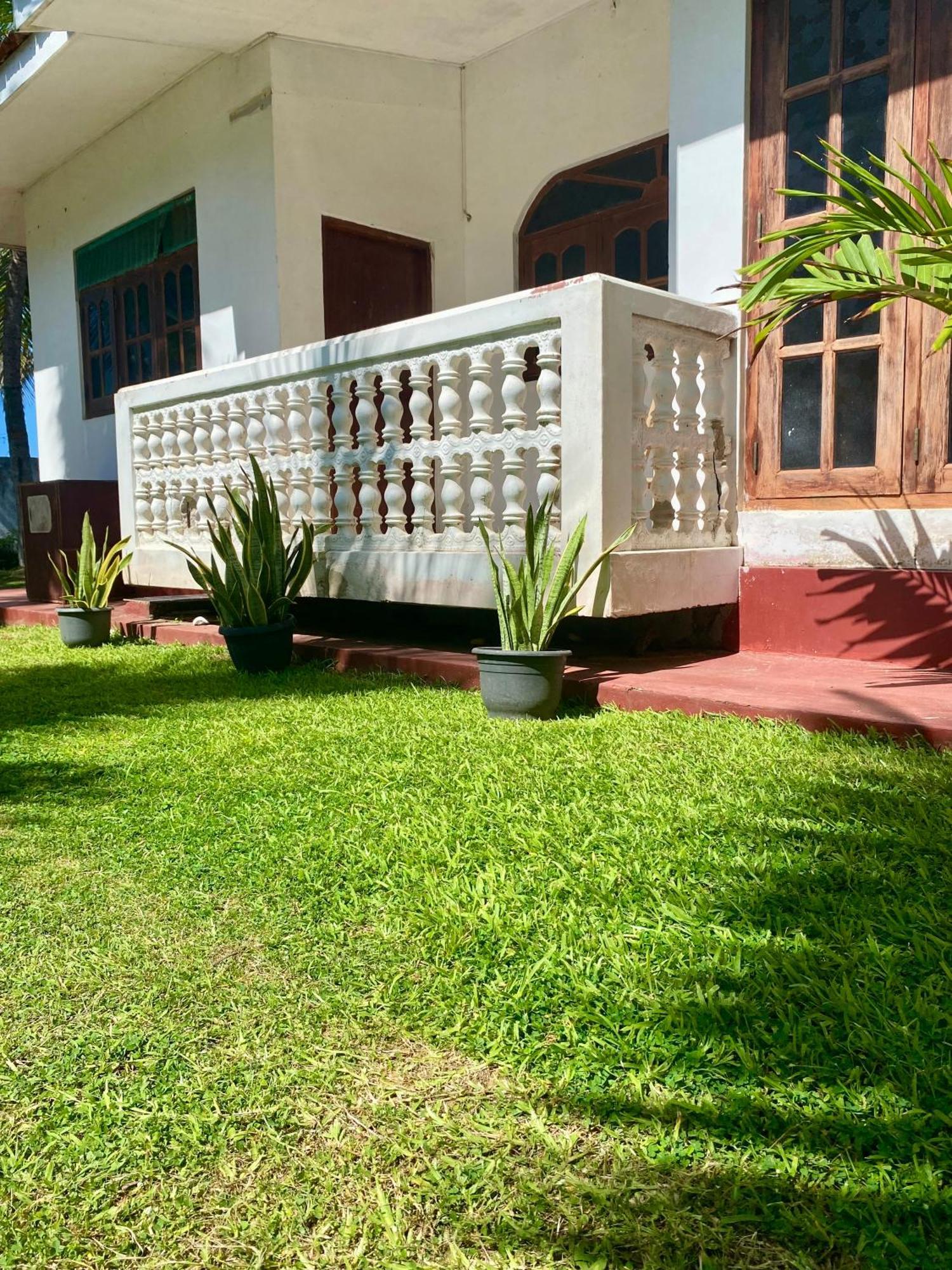 Bed and breakfast The Breeze Mirissa Extérieur photo