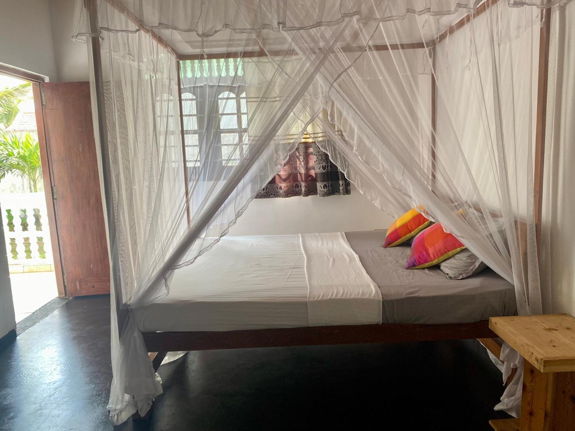Bed and breakfast The Breeze Mirissa Extérieur photo