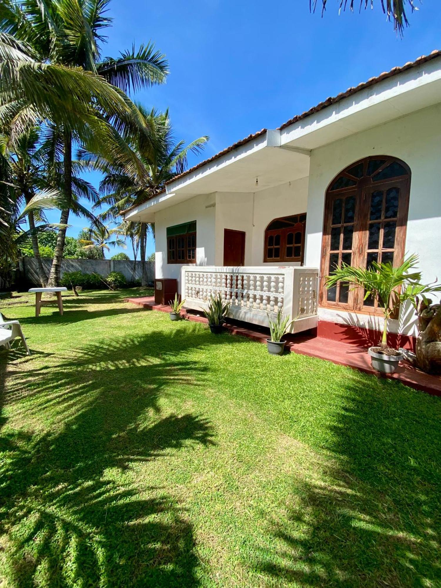 Bed and breakfast The Breeze Mirissa Extérieur photo
