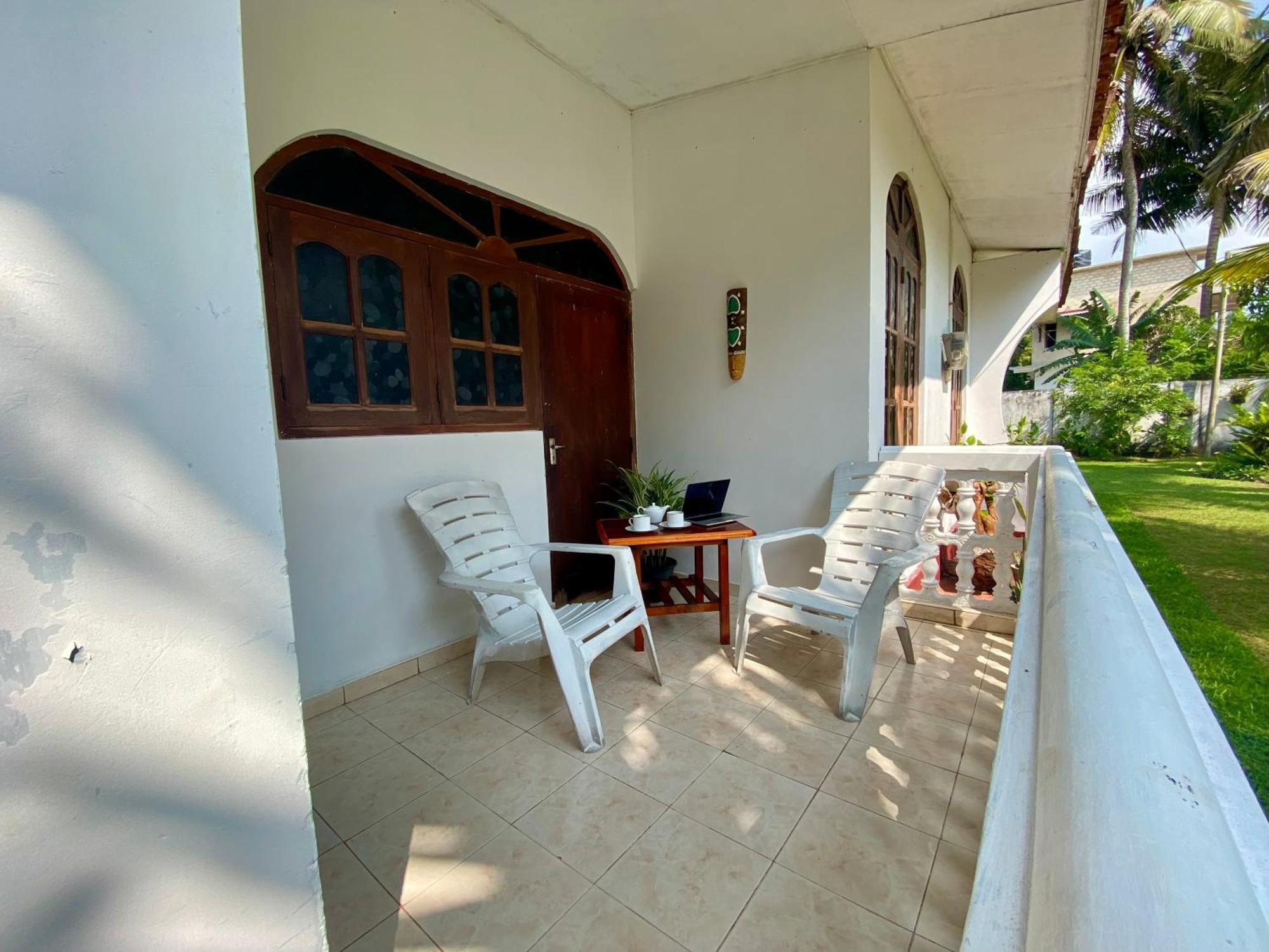 Bed and breakfast The Breeze Mirissa Extérieur photo