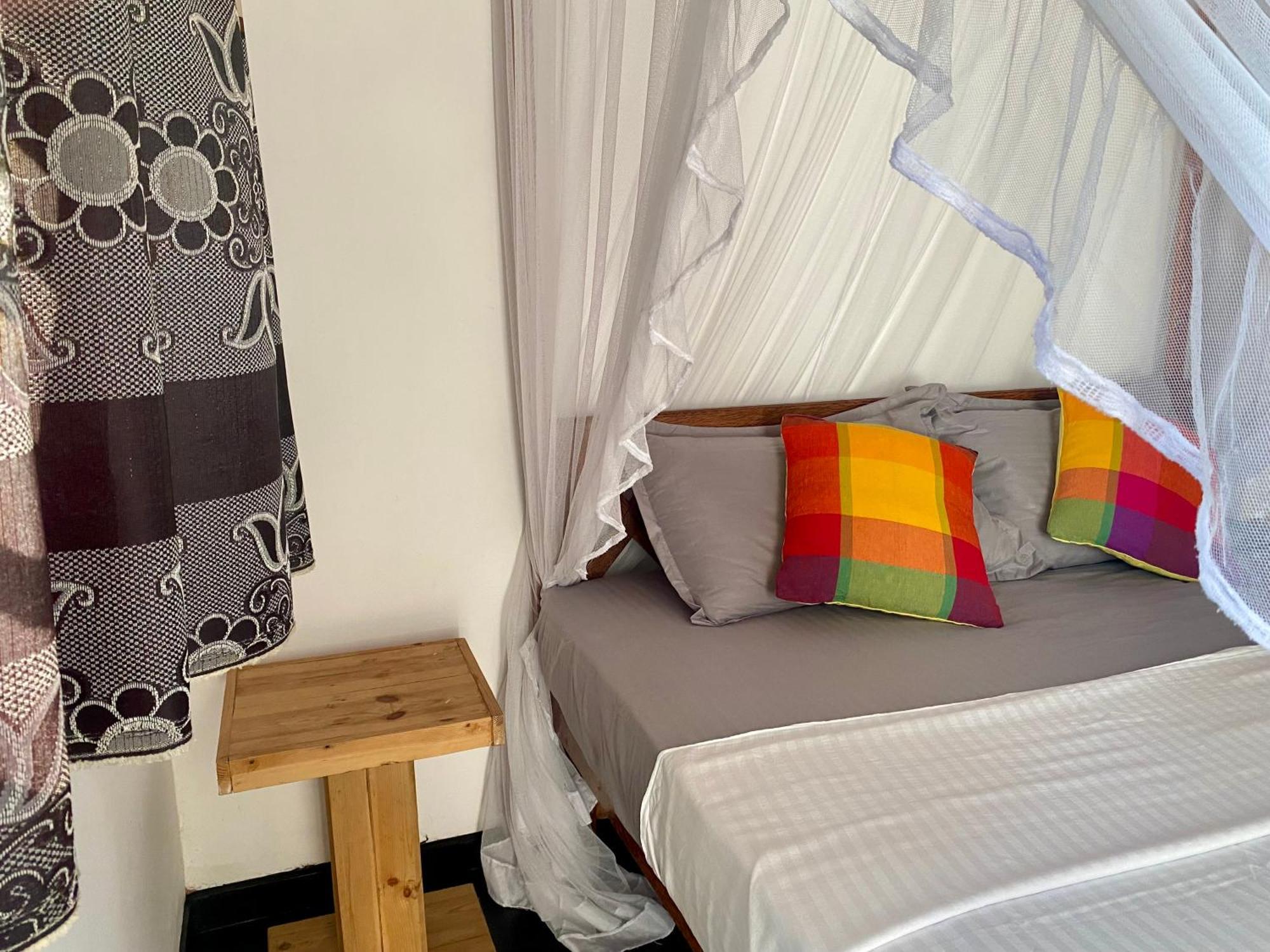 Bed and breakfast The Breeze Mirissa Extérieur photo