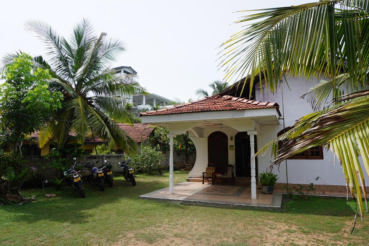 Bed and breakfast The Breeze Mirissa Extérieur photo